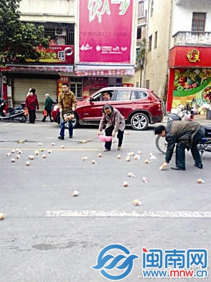 “小华”阿婆和路人帮忙捡橙子