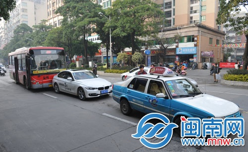 公交车、宝马、出租车三车追尾