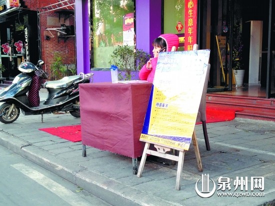 一些餐馆在店前设摊招聘，但应聘的人并不多