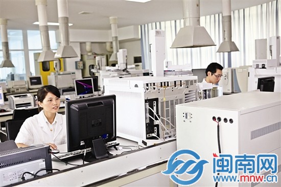国家茶叶质量监督检验中心（福建）工作人员在测试分&nbsp;