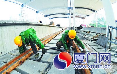 工人们正抓紧时间改建岛内火车站