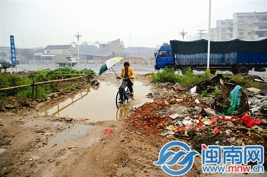 这个大坑几年没人来管，每次下雨格外难走