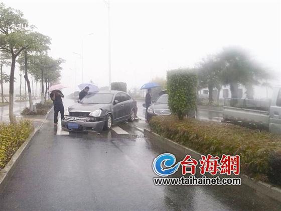 闽南师大西大门两轿车发生刮擦