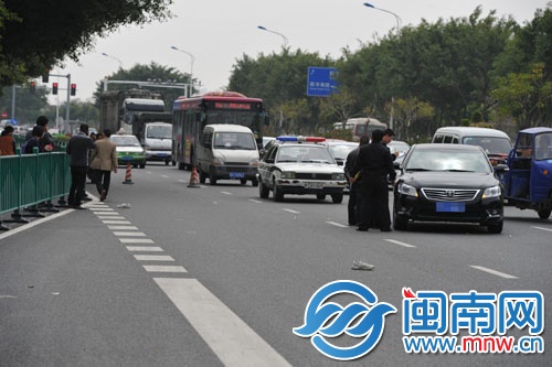 现场，事故车旁散落两只鞋