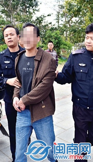 在现场围观的车主被民警发现