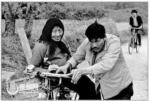 一位男子载着老母亲回家去