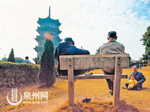 东西塔、老人、幼儿，暖阳下构成了悠闲而和谐的画面 