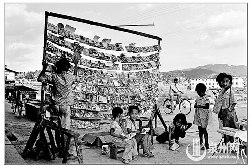 1982年，孩子们在阅读小人书