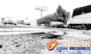 嘉禾路过铁路线路段,路面锋利的锐铁条