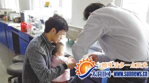 小贾正陪孩子采集血样