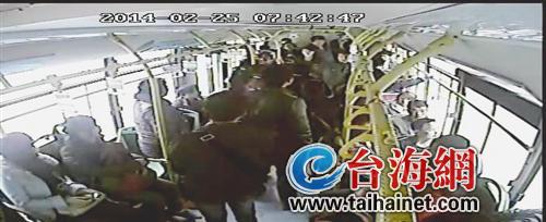 一名女乘客在公交车上晕倒