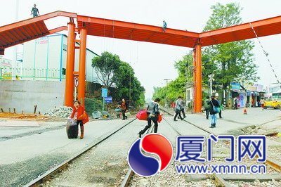 高崎站新建人行天桥正在加紧施工，预计明日投用