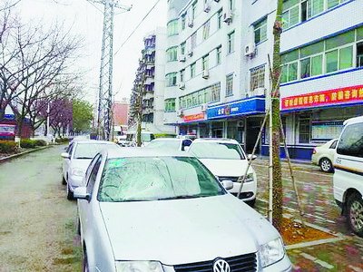 挡风玻璃被砸成“蜘蛛网”。