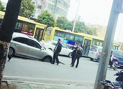 小车前轮掉坑里