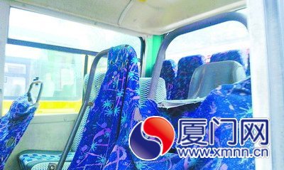 这辆校车的座椅骨架外露，锈迹斑斑，存在安全隐患。