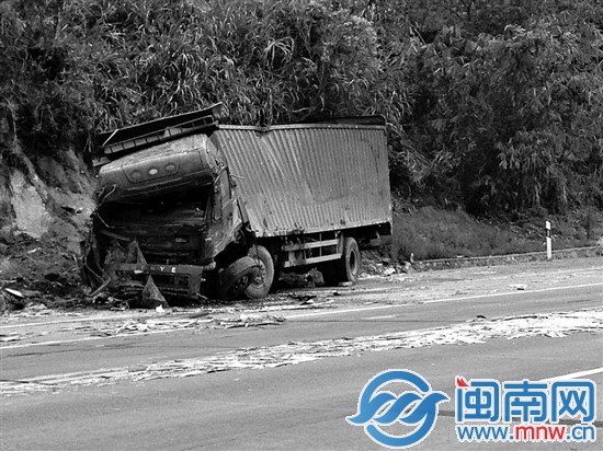 司机看着面目全非的车头连称可怕