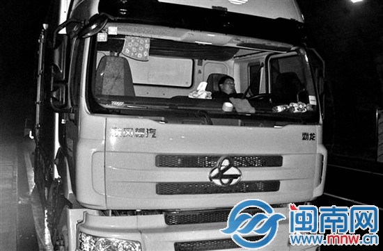 司机呼呼大睡，民警敲门也叫不醒他