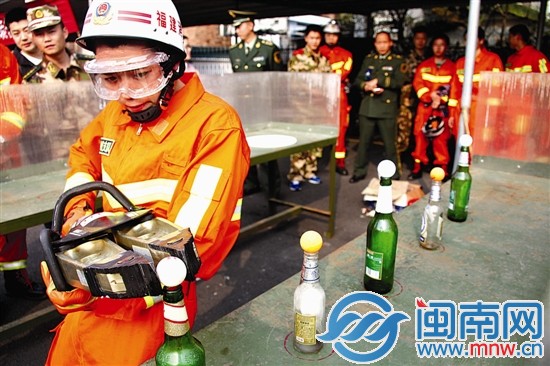 40斤重的液压扩张器夹起2.7克的乒乓球