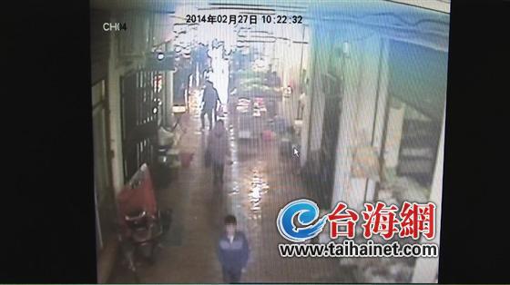 小悦和妈妈一前一后跑离现场