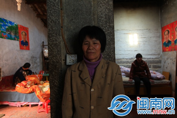 今年59岁的蔡秀宝守着老房子，照顾精神失常的子女。