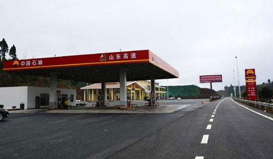 男子高速行驶油耗尽拨打119