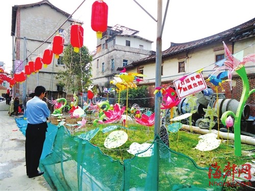 花灯被放在村道两侧空地上