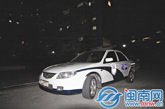 司法局一警车停小区“过夜”