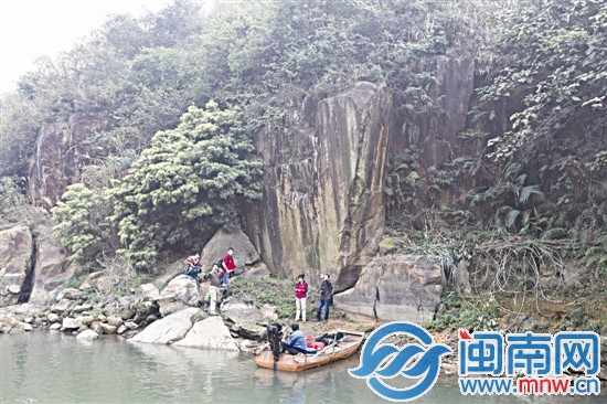 《远方的家》摄制组在九龙潭拍摄