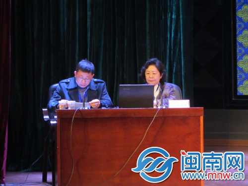 琉球大大学冲绳县立艺术大学客座教授比嘉悦子（右） 