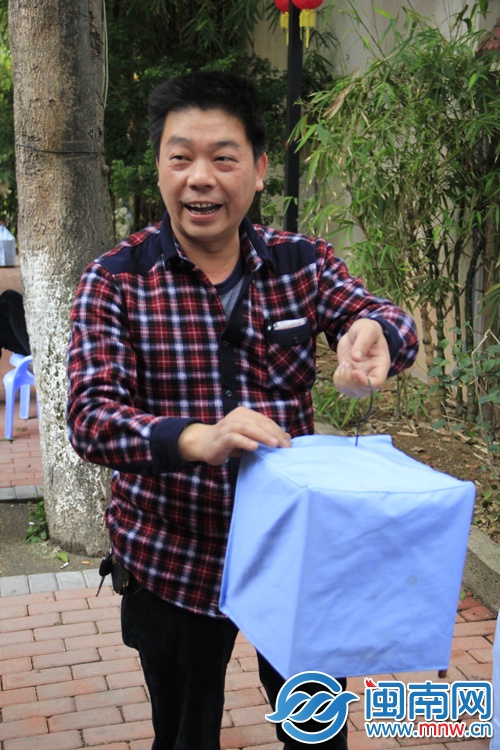 李先生十分心疼自己的冠军鸟，遮起来让它安心休息