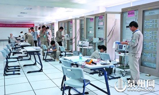 福建电力职业技术学院学生在进行继电保护实践