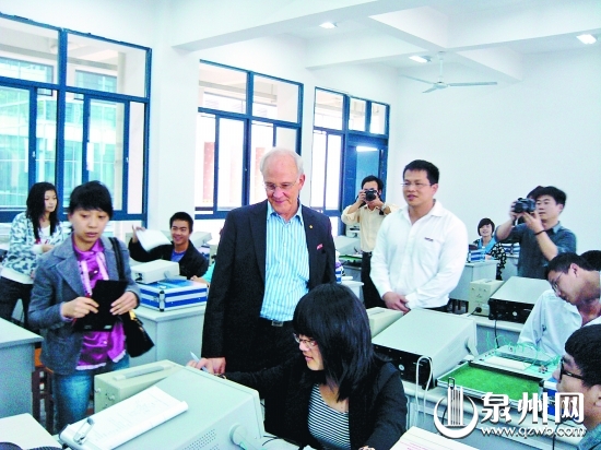 诺贝尔奖获得者戴维·格罗斯到泉州经贸职业技术学院