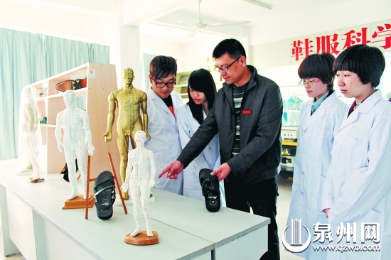泉州华光职业学院学生在保健技术实验室