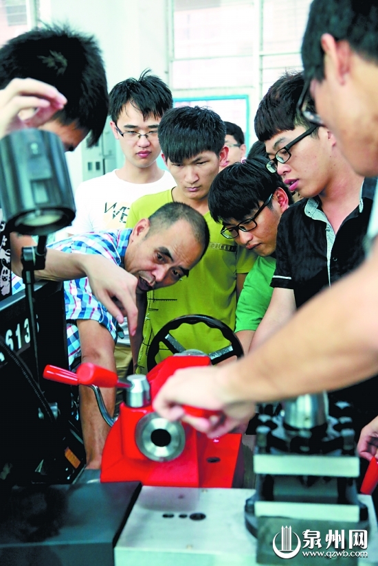 泉州理工职业学院的学生在上实践课