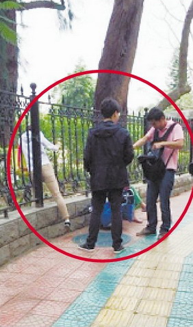 小贩卖出地图后，带游客钻“漏洞”进厦大校园