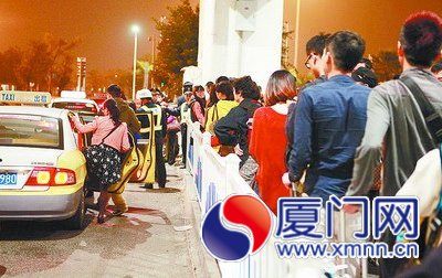 入夜，乘出租车离开北站，乘客排长队