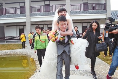杨海斌背起媳妇，走向他们幸福的下一站