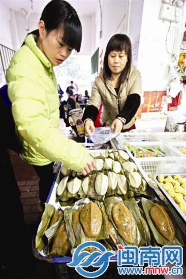 漳州市区瑞京菜市场的米烧粿很好卖