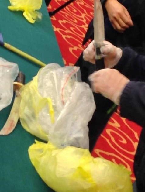 警方搜出暴恐分子凶器和疆独分子旗帜1