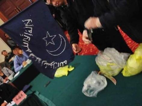 警方搜出暴恐分子凶器和疆独分子旗帜
