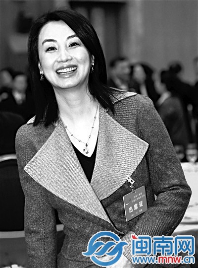 美女富豪走“上层路线”