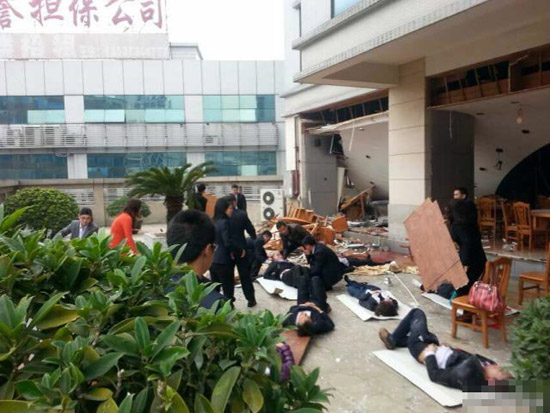 广东东莞旗峰路中侨大厦爆炸1