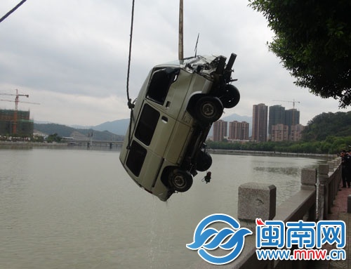 落水面包车打捞了3个多小时