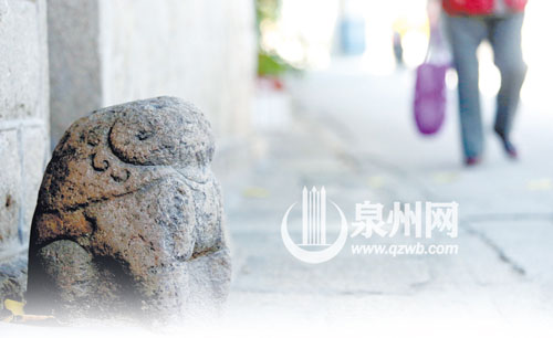 石像静静地守在旧馆驿巷里