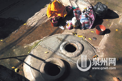 旧馆驿巷里的人们保留着从豆生井汲水洗涤的习惯