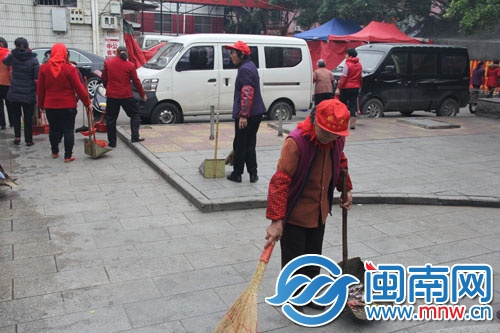 东美社区组织志愿者打扫背街小巷