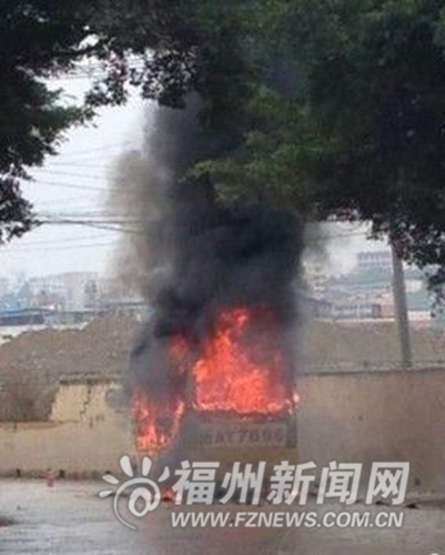 502路公交瞬间被大火吞噬