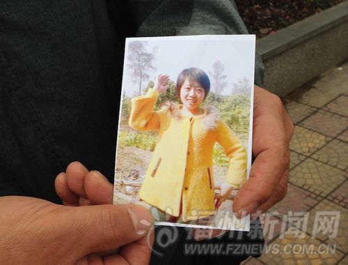 家人拿着陈晓宏的照片到处寻人