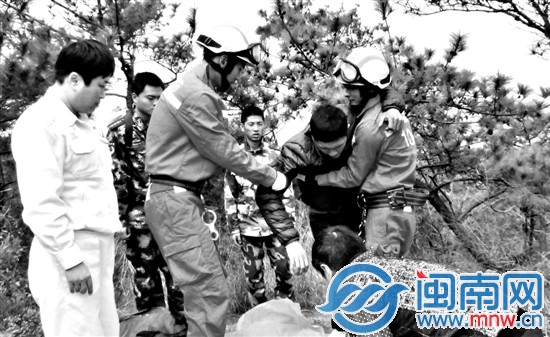 男子被消防转移到安全地带后送医