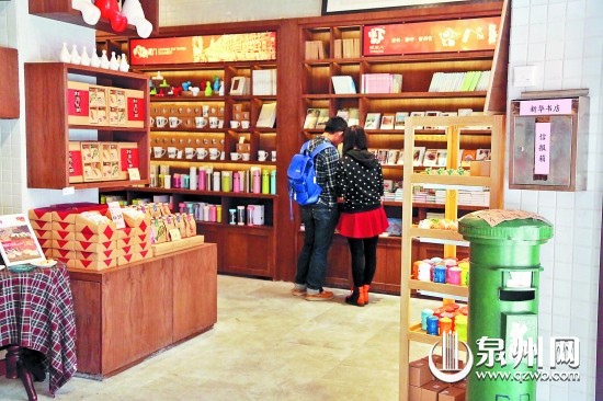 书籍与馅饼等放在一起销售，颠覆了昔日新华书店只售 